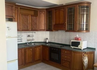 Сдается трехкомнатная квартира, 80 м2, Барнаул, улица Никитина, 84, Центральный район