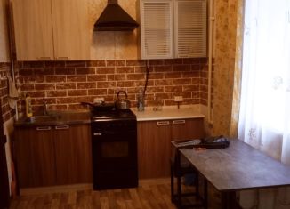 Сдаю 2-ком. квартиру, 40 м2, Каменск-Шахтинский, Астаховский переулок, 94