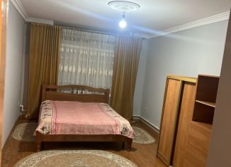 Сдается в аренду 2-ком. квартира, 76 м2, Махачкала, улица Сиражудинова, 33