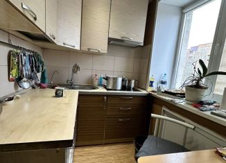 Продаю 4-ком. квартиру, 64 м2, Назарово, улица Арбузова, 90