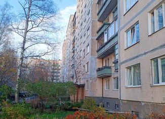 Продаю 3-ком. квартиру, 72 м2, Санкт-Петербург, проспект Кузнецова, 29к2, метро Проспект Ветеранов