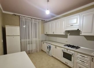 Сдам в аренду 2-ком. квартиру, 70 м2, Нальчик, улица Тарчокова, 27