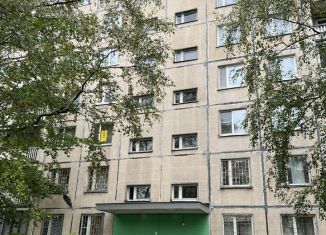 Продается 3-ком. квартира, 57 м2, Санкт-Петербург, проспект Наставников, метро Проспект Большевиков