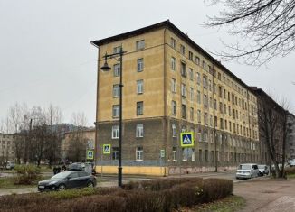 Продаю 2-ком. квартиру, 43 м2, Выборг, проспект Суворова, 15