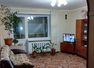 Продаю 4-ком. квартиру, 76 м2, Азнакаево, улица Нахимова, 2