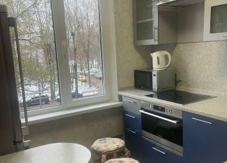 Сдам в аренду 3-ком. квартиру, 50 м2, Москва, улица Новинки, 4к2, метро Коломенская