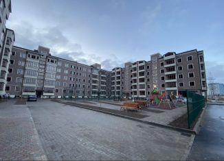 Продаю 2-ком. квартиру, 68 м2, Каспийск, улица Каспийское шоссе, 6