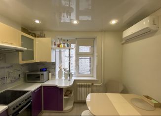 Сдается в аренду 2-ком. квартира, 50 м2, Тюмень, улица Мельникайте, 127А