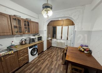 Продам 4-комнатную квартиру, 80 м2, Махачкала, проспект Имама Шамиля, 103