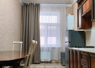 Сдам 2-ком. квартиру, 60 м2, Махачкала, улица Вузовское Озеро, 1Б